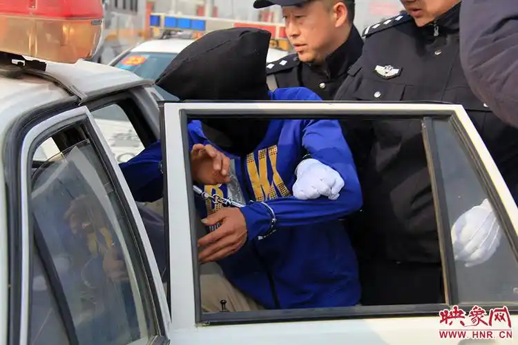 郑州警方押送车队排数百米长龙