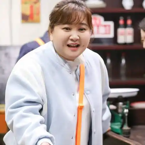 贾玲近照曝光,瘦到脱相没精神,脸色蜡黄,面部凹陷令人担忧