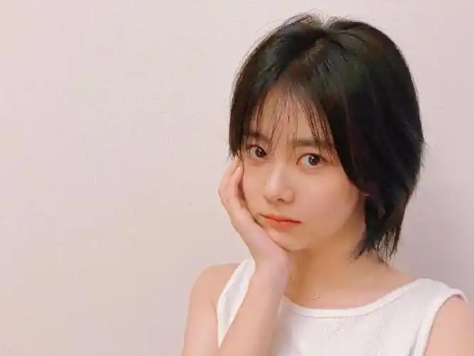 谭松韵短发背心随拍