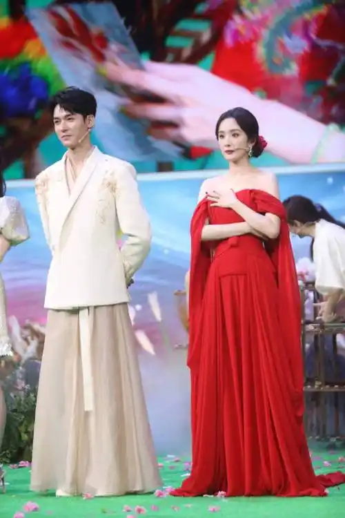 杨幂爆料龚俊片场超爱唱歌 成片场"小百灵鸟"