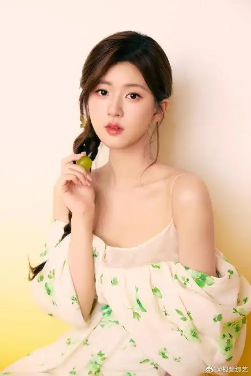 赵露思绿野仙露露思落花吊带裙造型简直太少女噜好清新的这套