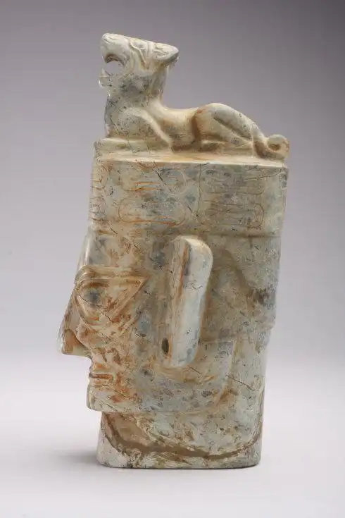 卑南文化玉器主要用作装饰,块形饰出土时均在人头耳部两侧,应为四三祭