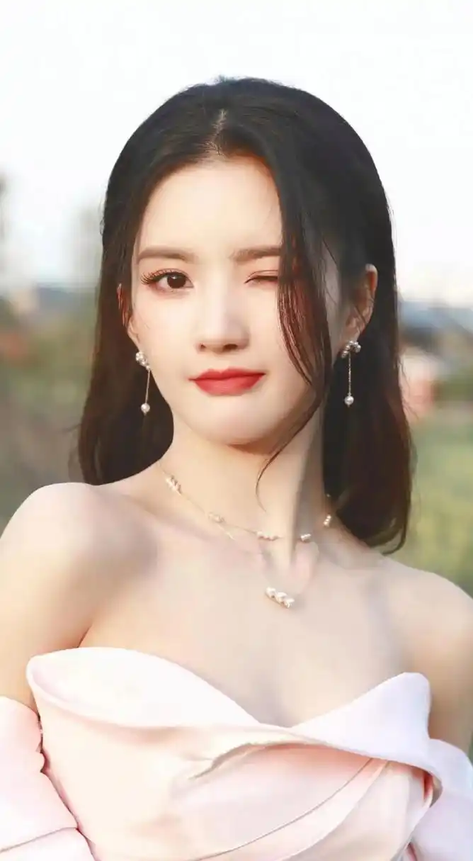 刘些宁一袭粉色抹胸裙,搭配微卷长发,娇艳妩媚,温柔性感又不失甜美