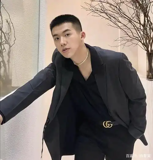 成熟性感的寸发男生,黑色西装个性穿搭,阳光气质显酷更有男人味