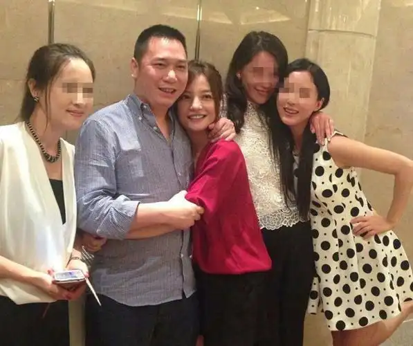 赵薇与老公现身饭局照 小鸟依人甜蜜相拥