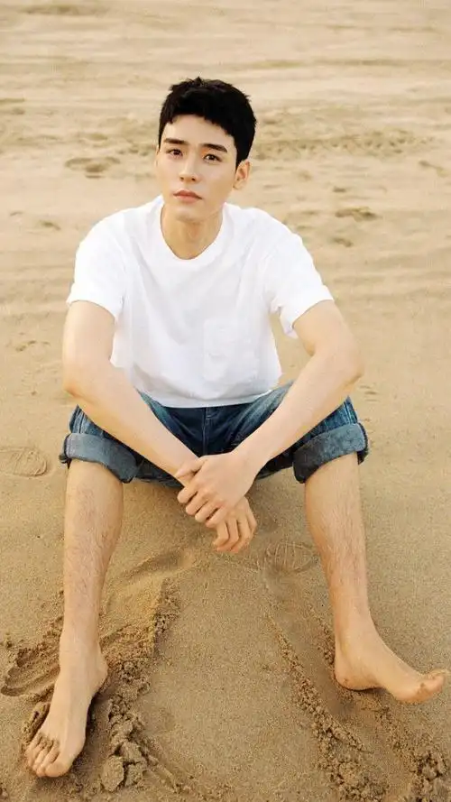 这一个男明星的前途真的是非常的明亮的,不知道下一次会不会拍摄到大