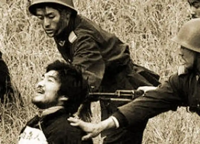 1990年1月30日晚上,蹲守在谢峰家的警员朱瑞华听到一阵敲门声后去开门