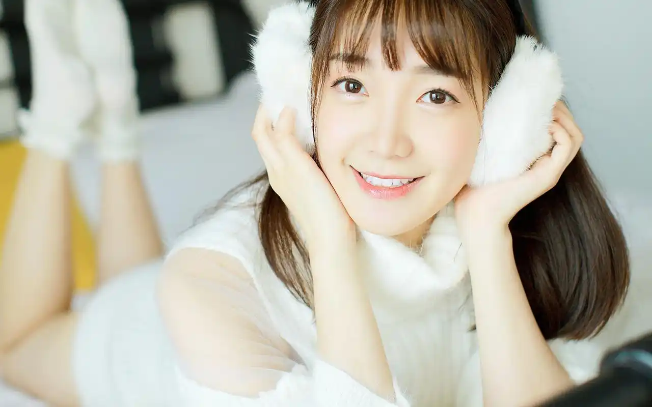 白色毛衣女孩甜美笑容治愈写真图片桌面壁纸第二辑