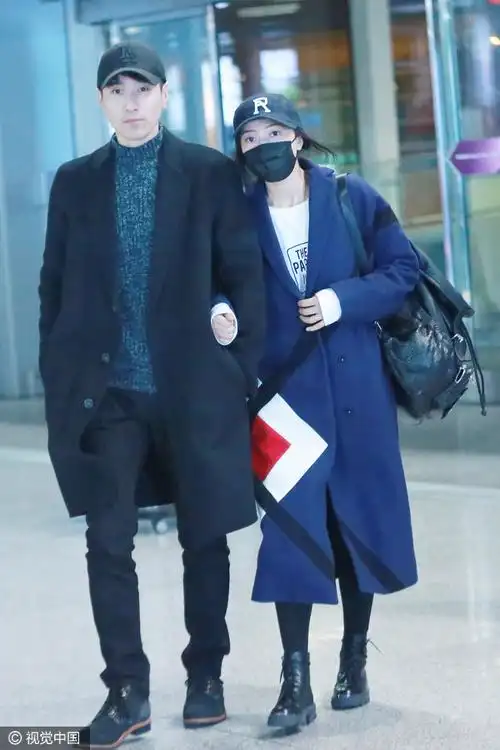 赵又廷高圆圆街拍 毛衣大衣情侣装撒狗粮