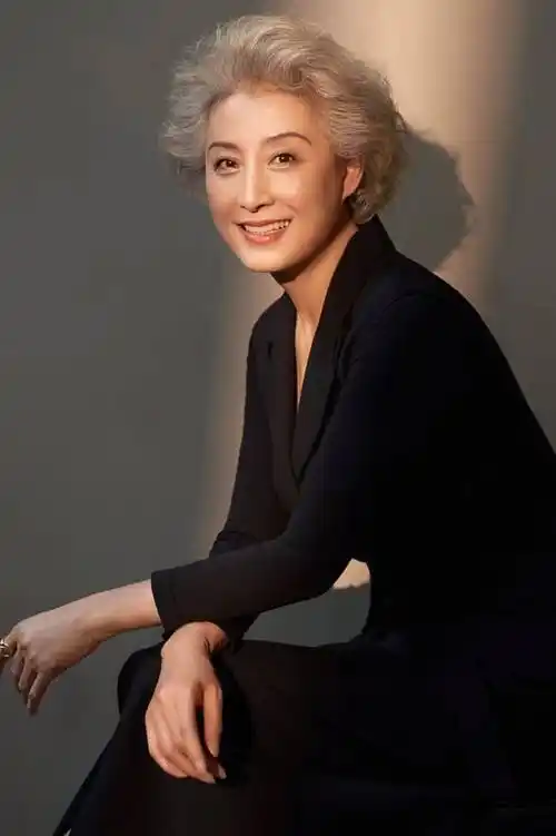 这才是优雅老去的65岁奶奶:白发不染,穿搭体面,不扮嫩也不服老_年龄