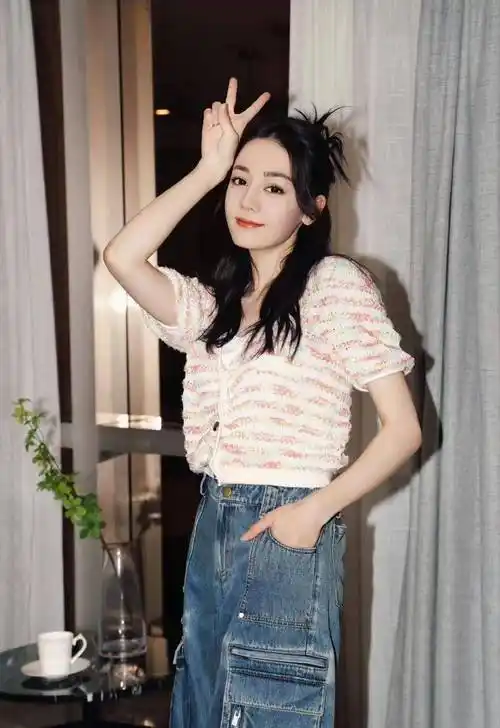 迪丽热巴晒出5月1日的居家照,粉色条纹针织开衫搭配牛仔裤,可爱又酷