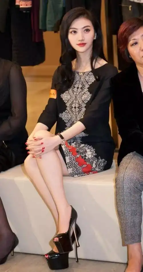 杨颖和阿娇为什么都对"驴蹄"情有独钟?女明星的恨天高能到什么程度!