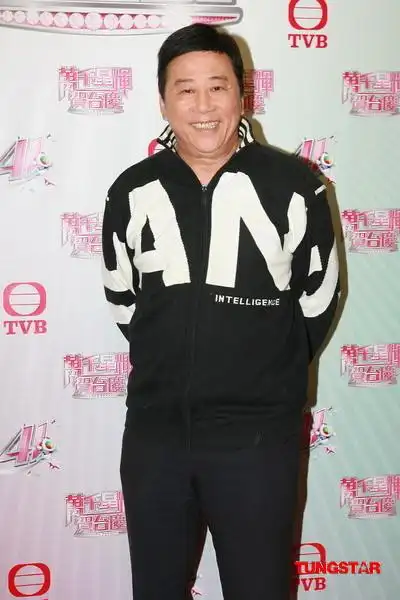 图文tvb台庆新科视帝夏雨休闲装亮相