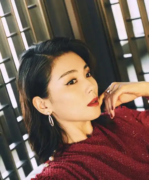 42岁刘涛太惊艳!最新照片及肩短发配高开衩长裙,气质真绝了