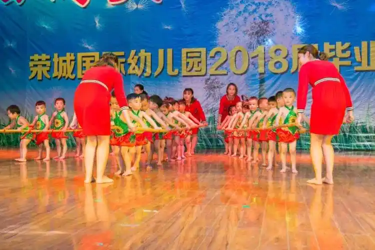 苹果班的小弟弟小妹妹打着赤脚,迎着美妙的旋律为我们跳起了《竹竿