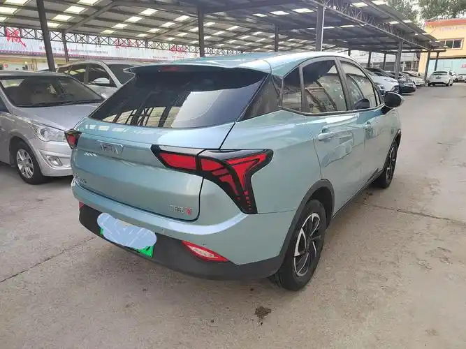 哪吒v新能源汽车.新到2022年哪吒v新能源~续航401公里 - 抖音