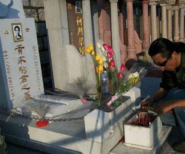 黄家驹入棺遗容吓人 到底是怎么死的(2)