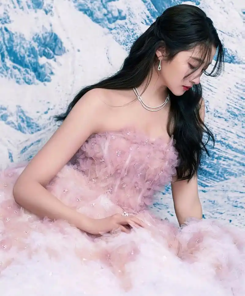 关晓彤浅粉裹胸长裙,粉粉嫩嫩的,甜美又清新优雅!