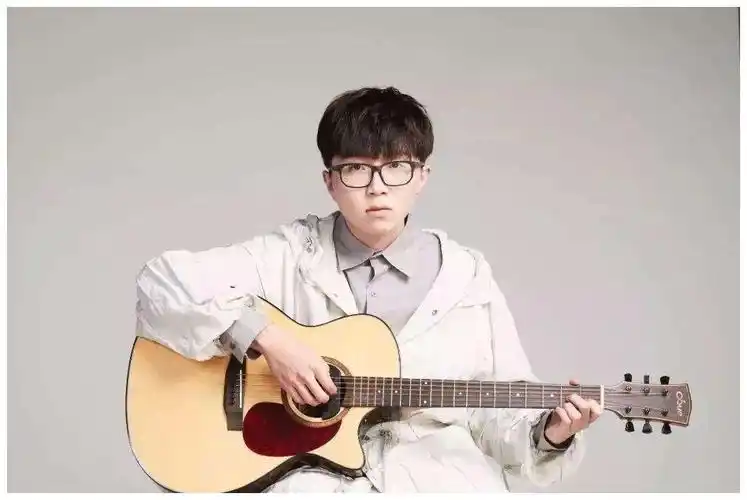 毛不易的歌词清新质朴,有超乎年龄的成熟,对生活的感悟尤为透辟,每