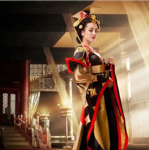 真人cos《王者荣耀》角色——迪丽热巴的武则天好霸气啊!