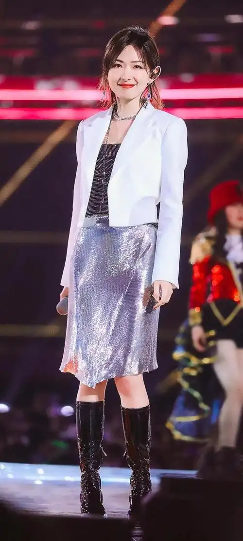 穿长靴的万茜是那么美