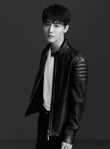 马天宇黑白大片湿发皮衣展现英雄本色