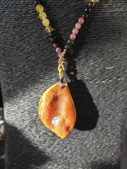 荧光拉丝带金沙桃花瓣73蜜蜡吊坠配碧玺_碧玺_蜜蜡_荧光_吊坠_毛衣