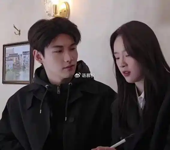 传》有了存在感,后来凭借《双世宠妃》小红,因为长相跟杨洋有几分相像