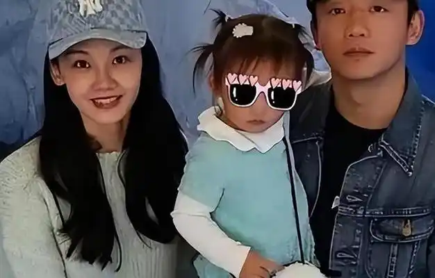 三胎女宝宝出镜,老大老二正脸都像郑恺|家庭生活|苗苗(演员)_网易订阅