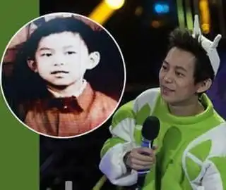 孩童时代的张学友,连身边的小朋友都称呼其为"百厌仔"(捣蛋鬼),其顽皮