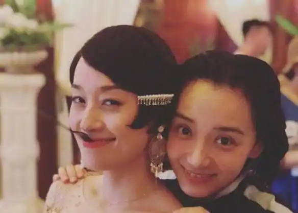 马伊琍晒照,靠在男生肩膀吃蛋糕不避嫌,小18岁绯闻男友也在场_高伟光