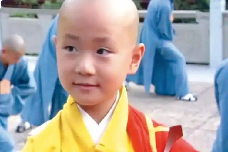 曹骏小时候是个武侠迷,尤其爱看李连杰的功夫片,快升小学时,有武术班