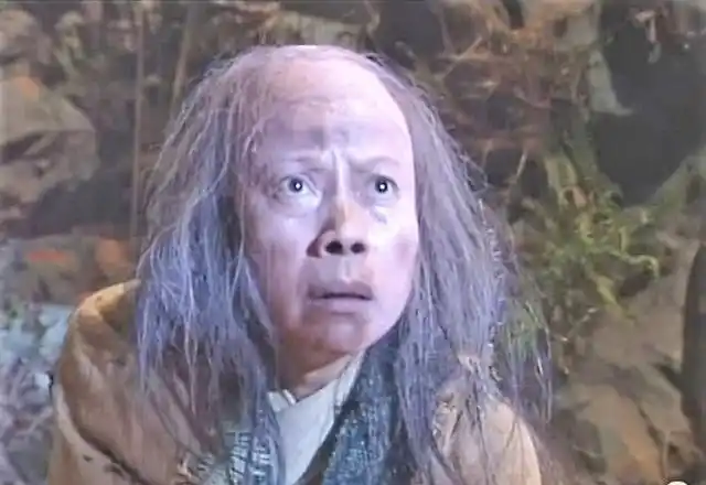 裘千尺剧照再说裘千丈,起初他也苦练武功,但"通背六合拳"实在远不及"