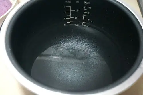 内胆放入饭煲中,将紫薯面团放在电饭煲的蒸屉里,蒸屉里提前抹层油或者