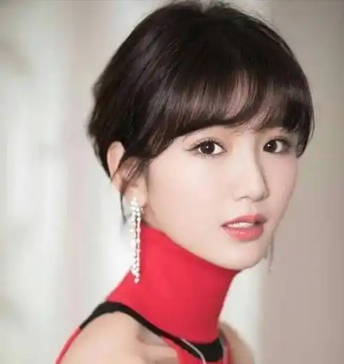 毛晓彤早年旧照被扒,大圆脸塌鼻梁造型雷人,与现在差别巨大_照片_变化