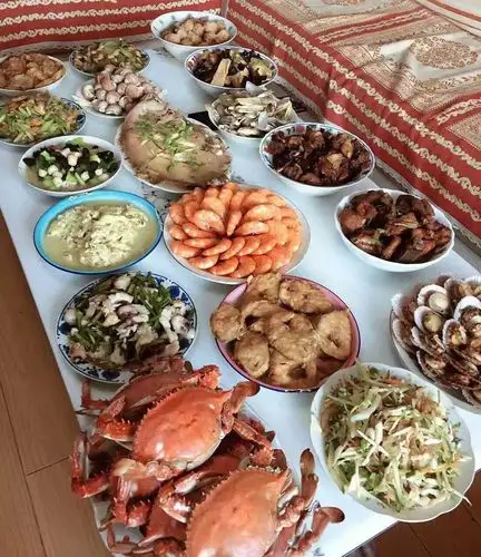 吃年夜饭喽!看着一桌多而丰盛的美食,弄得我口水飞流直下三千尺.