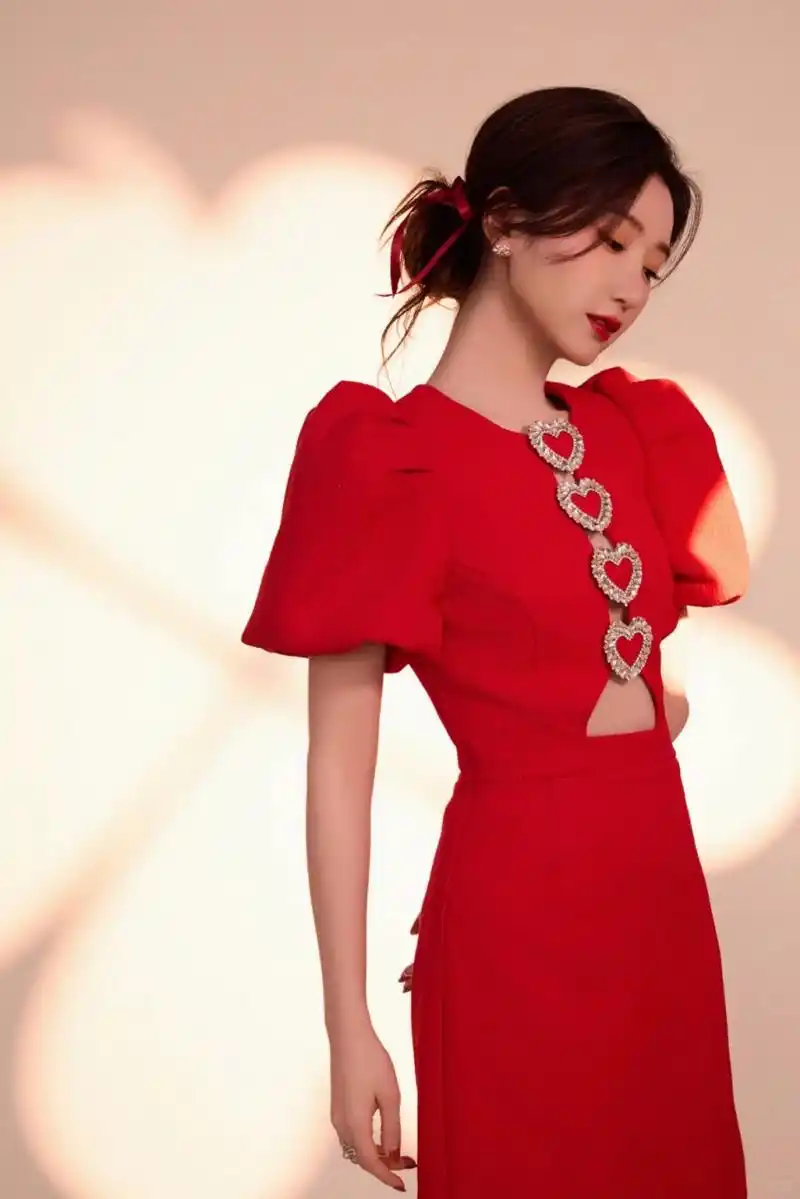 毛晓彤红色连衣裙造型,浪漫复古又不失时尚魅力  毛晓彤的这组美图真