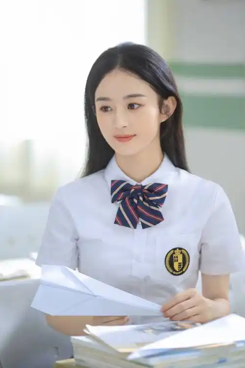 赵丽颖穿校服变身最美学姐 笑容清纯气质温婉动人