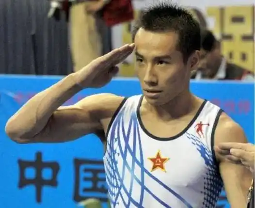 奥运冠军因女友诈骗5800万,被牵连退役,销声匿迹8年如今成大校_肖钦