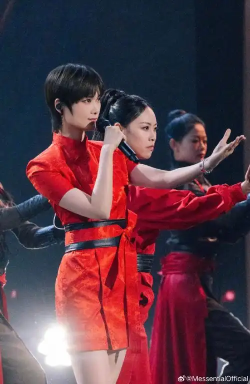 李宇春身着m essential 特别定制双鸟百花密缎新式旗袍,搭配m