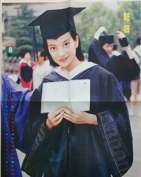 这个时候的赵薇甚至没经过科班的培训,都说出名要趁早,而赵薇的起点就