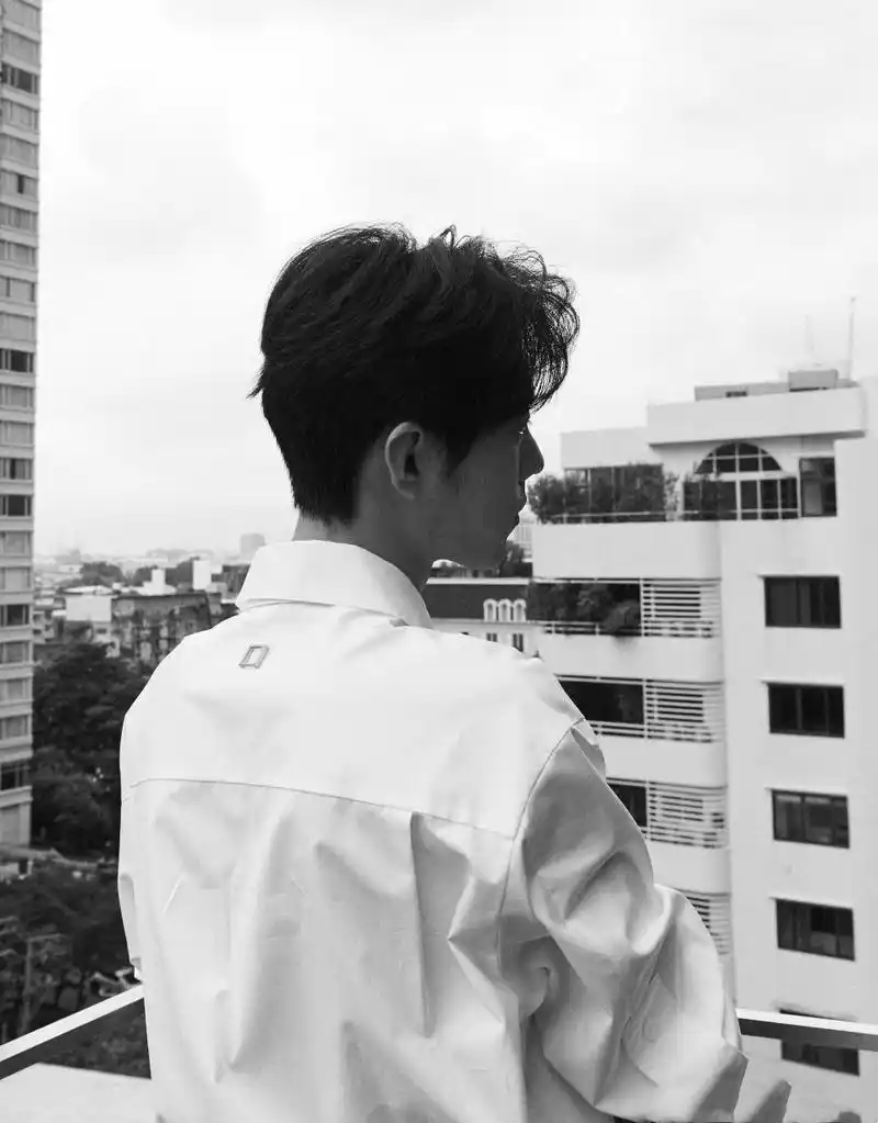 肖战,王一博再合体,同穿白衬衣笑容清澈,黑白背影杀像极老电影