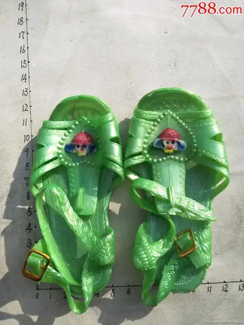 怀旧老塑胶小孩凉鞋绿色