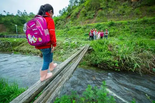 6.5 世界环境日 | 废旧轮胎重获新生 再生雨鞋温暖求学路