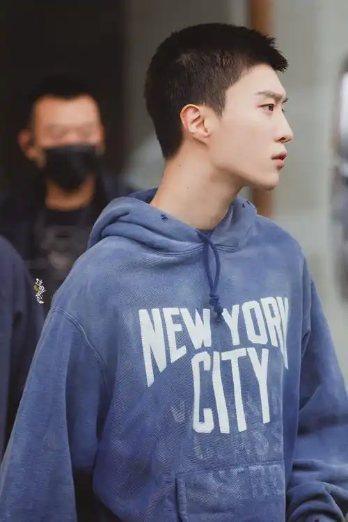 范丞丞 上班饭拍 蓝色卫衣,带着超a的眼神杀上班了!__财经头条