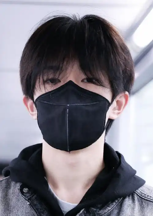 易烊千玺机场图