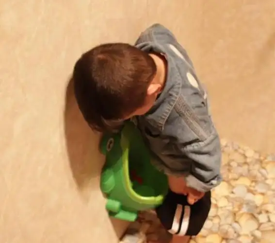 新手宝妈发现:2周岁的小男孩尿尿,站着不会用力,哈哈哈|幼儿园|马桶