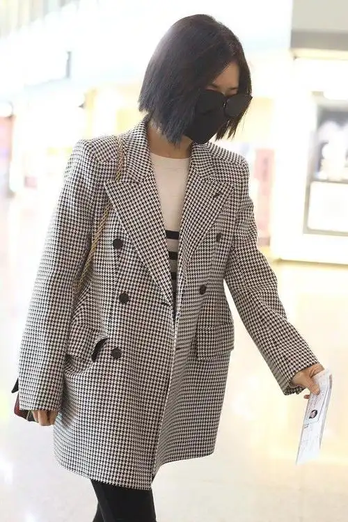 小姨妈邓家佳走机场好有范黑白格子西装配短发气场真强