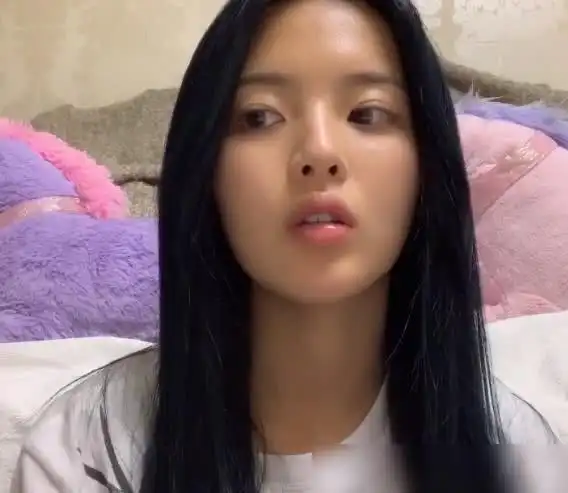 之前在火箭少女的团综里也见到过杨超越素颜,但是和现在的这组照片