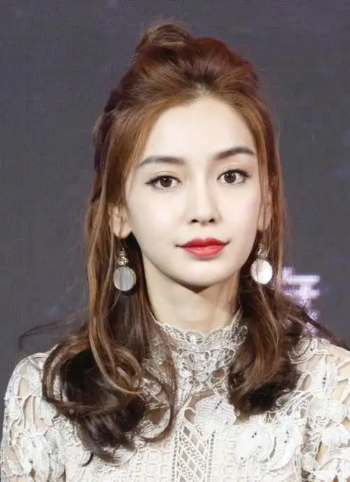 杨颖公开素颜照所谓妆前和妆后差距很小真正的素颜美